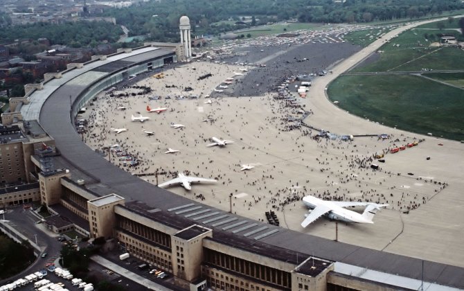 Airport Famed as Site of Berlin Airlift Has a New Role: Refugee Camp