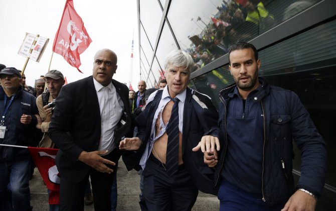 Air France Workers Rip Shirts from Top Managers in Jobs Protest