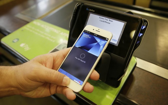 Delta Air Lines becomes the first U.S. airline to allow customers to pay for flights with Apple Pay
