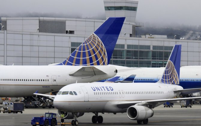 United Airlines halts airport outsourcing until 2017