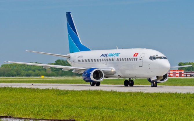 Aviatraffic B733 at Osh on Nov. 22, 2015, Hard Landing Collapses All Gear