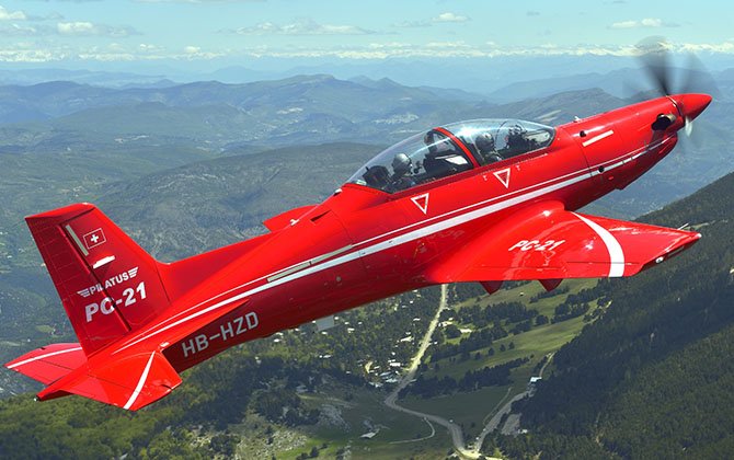 New RAAF pilot training contract signed