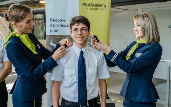 8 students graduate airBaltic Pilot Academy