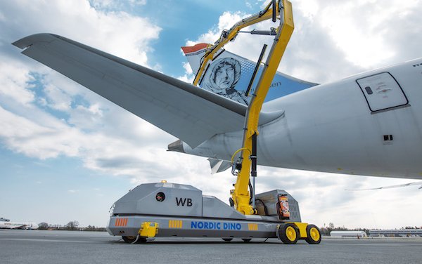 Accidental human errors in aircraft exterior cleaning &ndash; one mistake can cause serious damage to aircraft