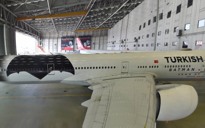 Airlines Embrace Star Wars Droids, Hobbits and Batman to Capitalize on Hollywood Ties
