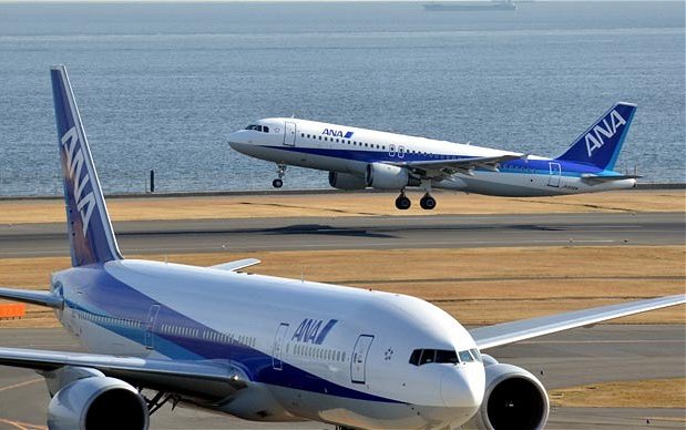 ANA Dreamliner Bound for Tokyo Turns Back on Engine Problem