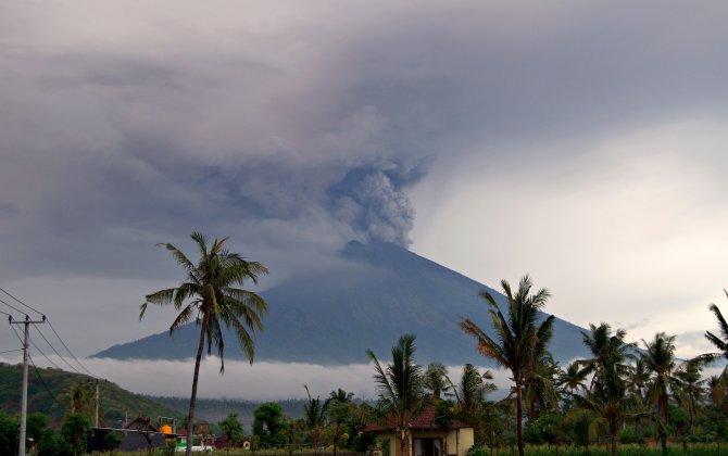 Bali volcano erupts again leaving passengers stranded