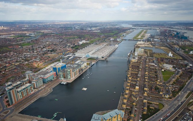 Canadian consortium buys London City airport for &pound;2bn