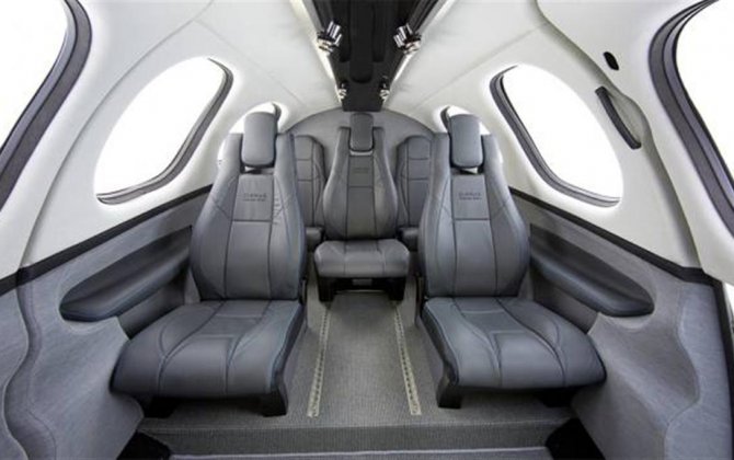 Cirrus Vision on final approach as P1 takes flight