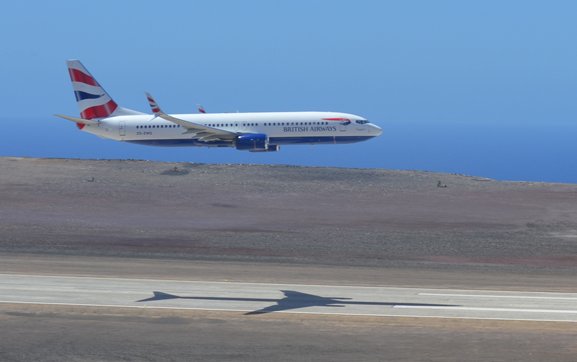 Comair 737 arrives at new St Helena airport