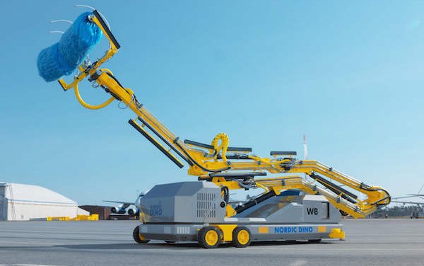 Economic impact of a clean aircraft: efficiency vs. costs