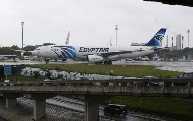 Egypt sends submarine in search of EgyptAir box recorders