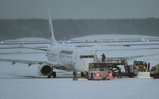 Engine smoke forces evacuation of JAL plane in snow