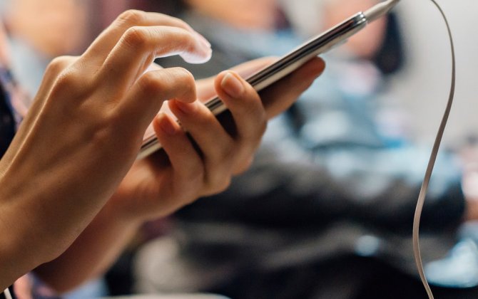 Here's Why You Have to Switch Your Phone to Airplane Mode On a Flight