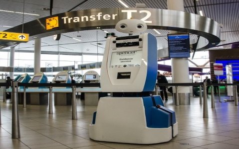 KLM robot successfully guides passengers around airport