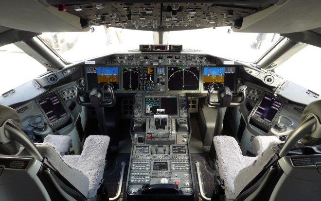 Loose 787 cockpit seat spurs FAA replacement call