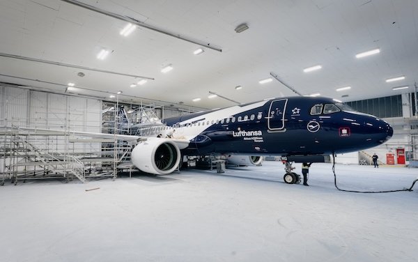 Lufthansa anniversary fleet grows: now also includes A320 and A350 with XXL crane