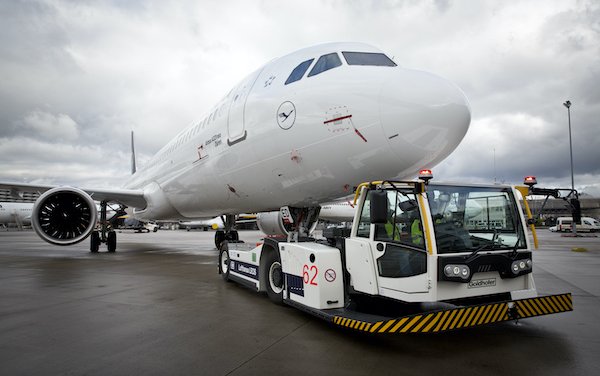 Lufthansa LEOS is the launch customer of the all-electric towbarless aircraft tractor Phoenix E