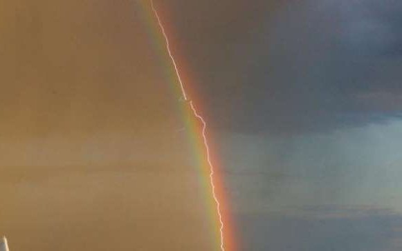 Photographer Snaps Once-in-a-Lifetime Picture of Plane Mid-Flight