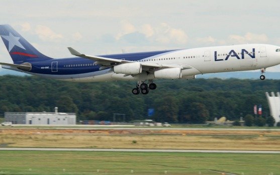 Pilot smashes into seven runway lights, keeps on flying