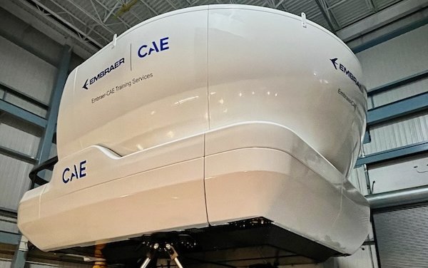 Porter Airlines E195-E2 pilots begin training in Montreal with new Embraer CAE Training Services (ECTS) full-flight simulator