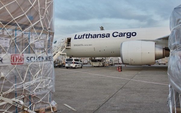 Regular CO2-neutral freight connection from Europe to China: DB Schenker and Lufthansa Cargo 
