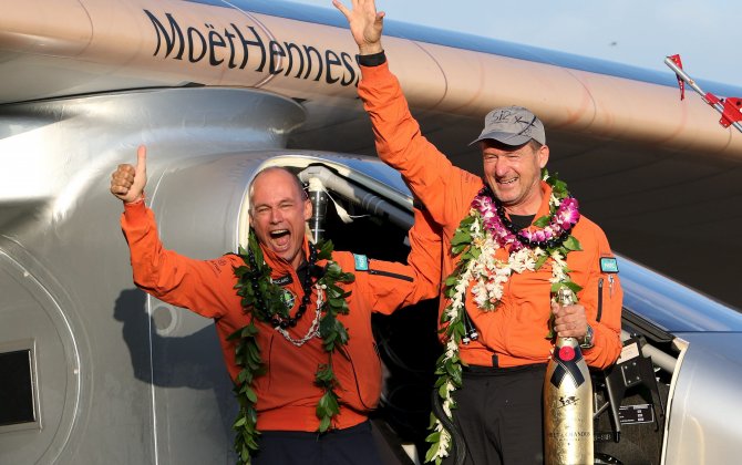 Solar Impulse plane makes first maintenance flight in Hawaii