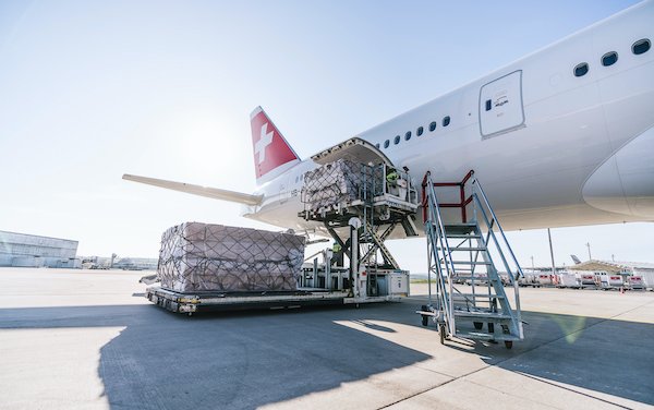 Swiss WorldCargo celebrates the 1st SAF-compensated cargo shipment