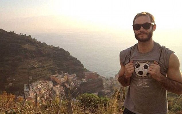 This guy gamed the airline industry &mdash; now he never has to pay for a flight again