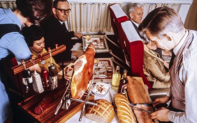 This is what plane food looked like back in the 60s and 70s, the &lsquo;golden age of air travel&rsquo;