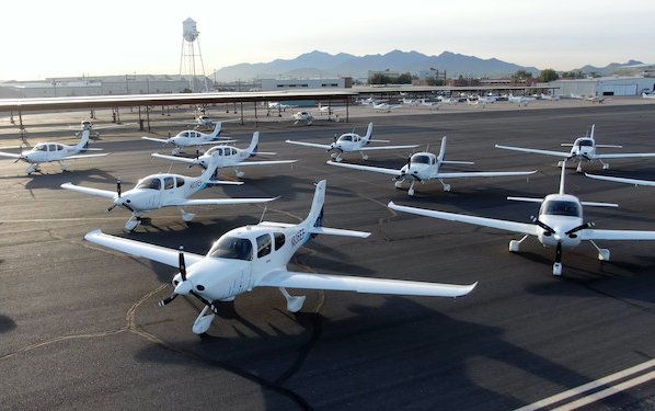 United aims to quadruple the size of its fleet of training aircraft
