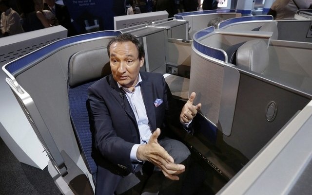 United Airlines to offer passengers up to $10,000 to surrender seats after dragging incident