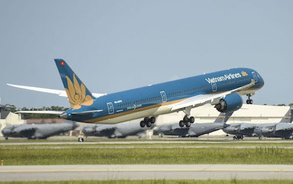 Vietnam Airlines Flies Its First Boeing 787-10 Dreamliner