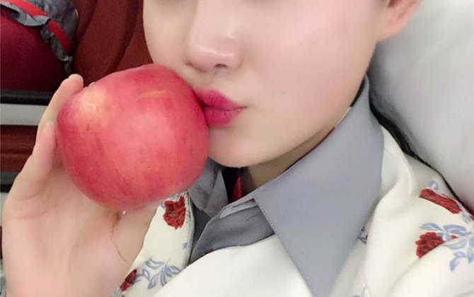 You can buy apples kissed by flight attendants for $20 online